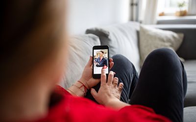 使用在手机的妇女在手机上使用约会app