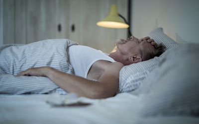 60出头,头发花白的胡子老人病了,躺在床上睡不着的夜晚。