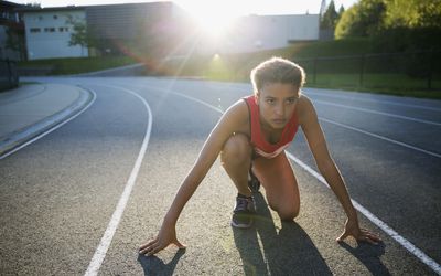 专注的高中赛道和现场运动员准备好