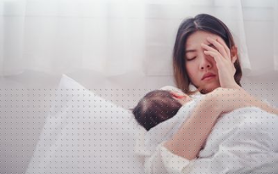 拿着有她的手的一个妇女一个婴孩在她的眼睛。
