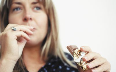 吃巧克力的妇女