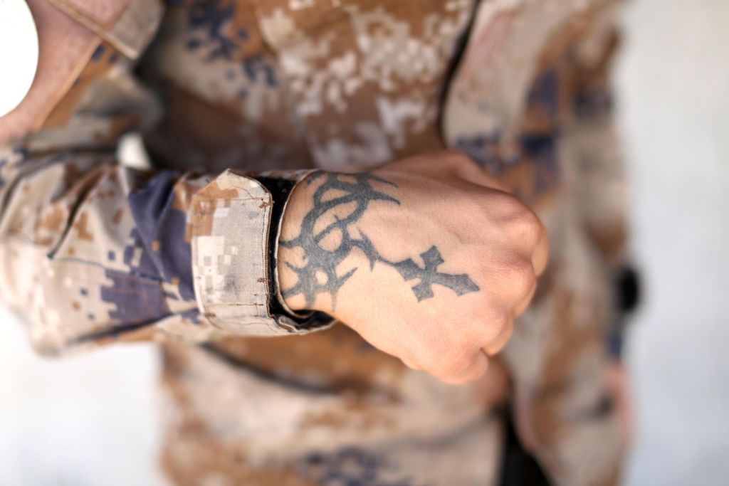 手与两岸纹身。