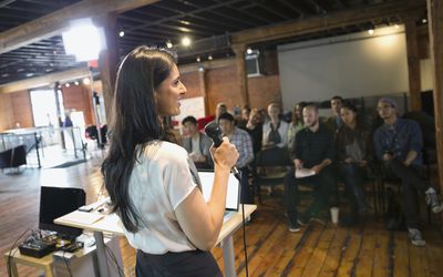 对人群说话的女人