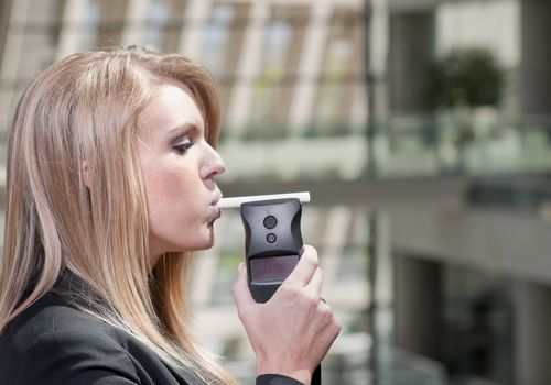 女人服用酒精呼吸测试