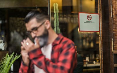 抽烟的人与吸烟禁令的栏杆