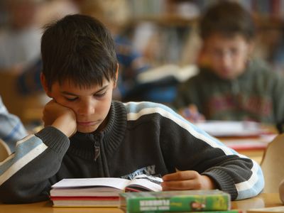 男孩在学校读书