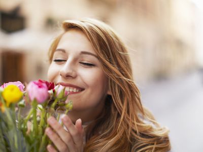 有花的愉快的妇女