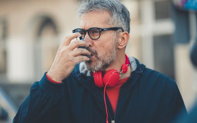 使用哮喘吸入器的人的男人