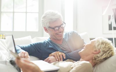 保持与配偶相连