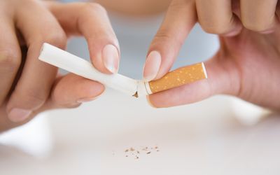 关闭妇女打破的香烟