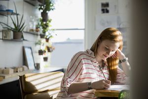 女人在办公室写作