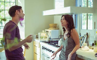 夫妇谈话在厨房里