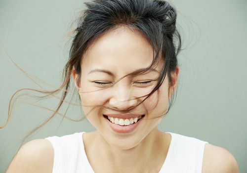 妇女微笑
