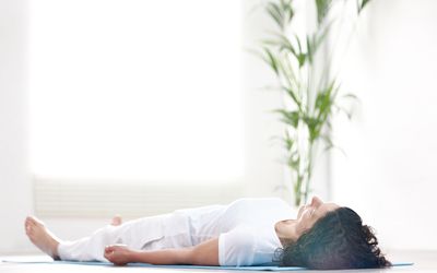 成熟的女人做savasana