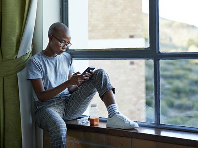 通过电话的秃头女学生短信