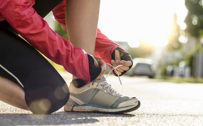 女人绑她的运动鞋