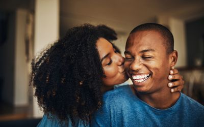 射击深情的年轻夫妇在家放松的