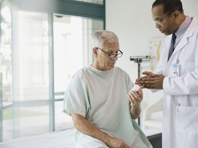 医生谈论与资深患者的处方