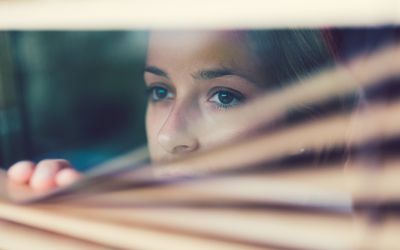 女人盯着窗外。