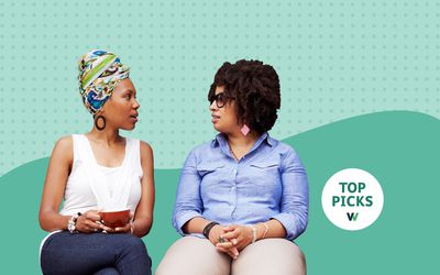 照片合成的两个女人正在讨论