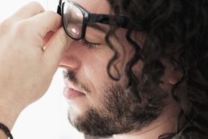 紧张的男人揉着眼睛