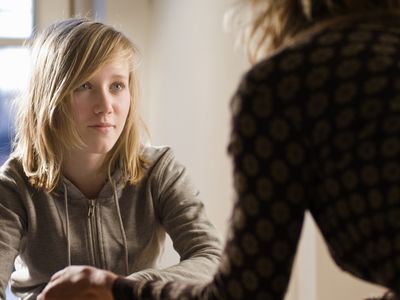 女孩在和辅导员谈话