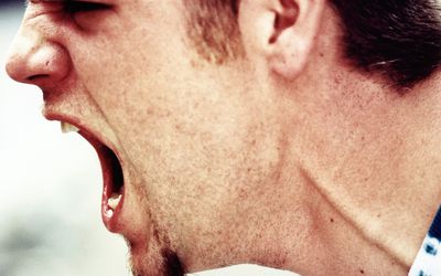 年轻人大喊，侧面，特写