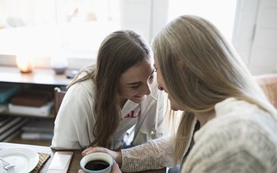 多情的母亲和十几岁的女儿