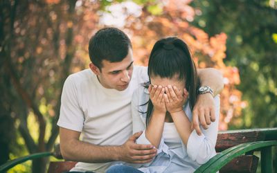长椅上的男人女人安慰