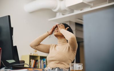 强调女人头的手坐在一个办公室