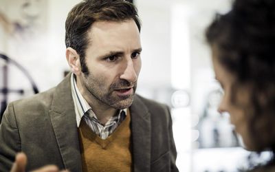 夫妇在城市街道争论