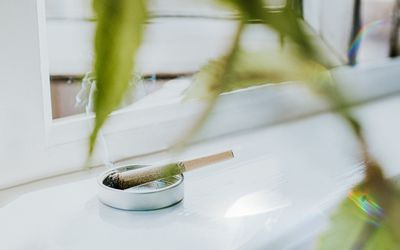 吸烟溅在干净的白色表面上，对着打开的窗户