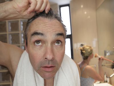 检查在镜子的人发线