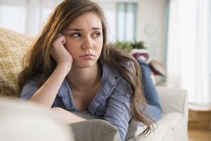 悲伤的女孩躺在沙发上