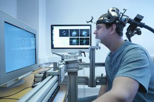 患者在经颅磁刺激（TMS）实验中