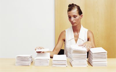 女人小心翼翼地堆积如山的文件。