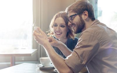 夫妇使用幸福的夫妇app