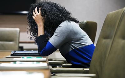 女人举着头低头看着石碑