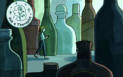 一位女士走向酒精瓶之间。