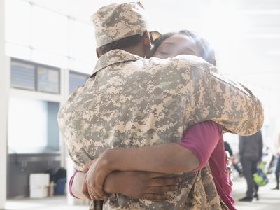 归来士兵拥抱妻子