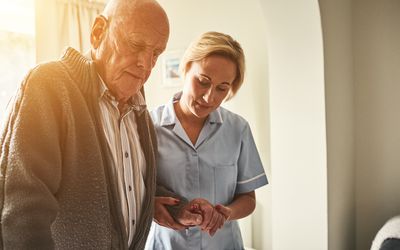 护士帮助高级男人走