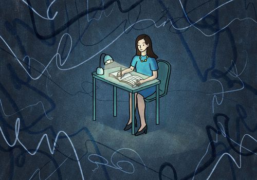 在一个杂志的妇女文字在一个暗室