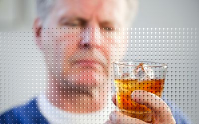 老男人看着一杯威士忌