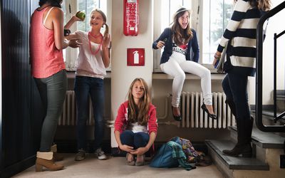 青少年在宿舍里谈话。