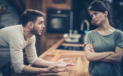 这对年轻夫妇在关系出现问题时争吵