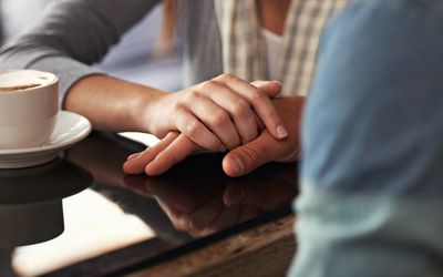 女人安慰男人(手部特写)