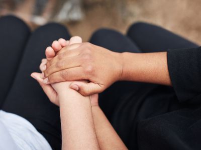 两只手互相握着，一个黑人，一个白人。