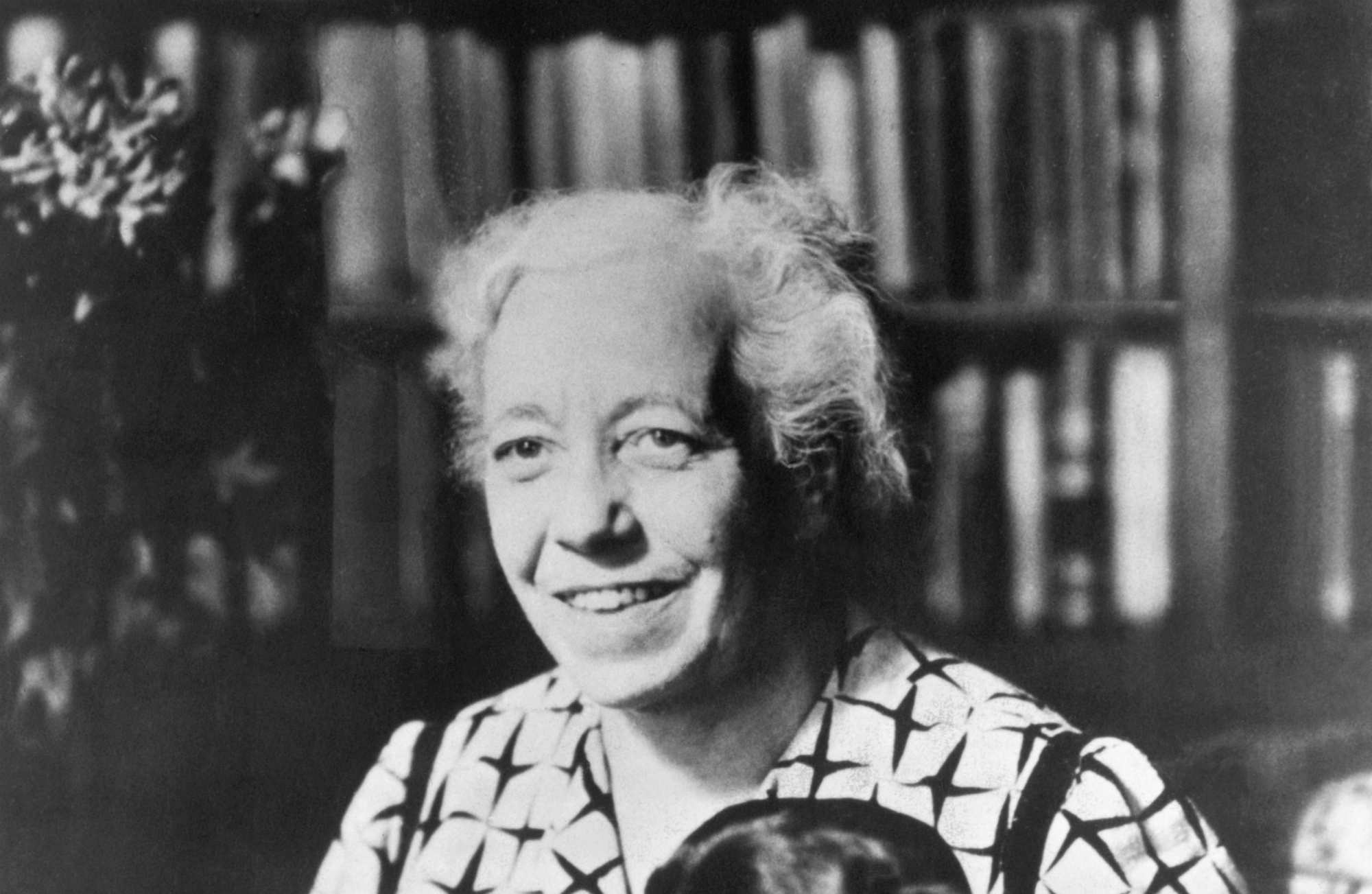 Karen Horney微笑着