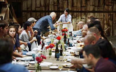 给朋友和家人传递食物的女人