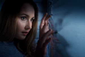 女人在晚上看窗外